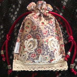 Collection Seaqueen's Sack : livraison gratuite. Beau sac en tissu doublé pour mini cartes. Orné de dentelle, de cordons de satin et de petites perles de métal.