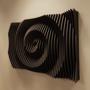 Puede incluir: Arte mural tridimensional negro con un diseño en espiral. La obra de arte está hecha de listones de madera curvados y en capas, creando un patrón ondulado. La pieza está montada en una pared de color neutro, y las sombras añaden profundidad.