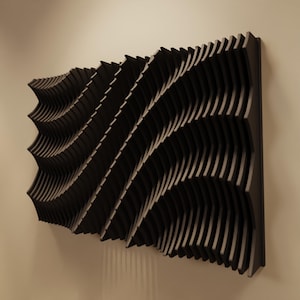Peut inclure: Une œuvre d'art murale abstraite noire avec un motif en forme de vague. L'œuvre est composée d'éléments incurvés et superposés qui créent un effet tridimensionnel. La pièce est fixée au mur, mettant en valeur une esthétique moderne.
