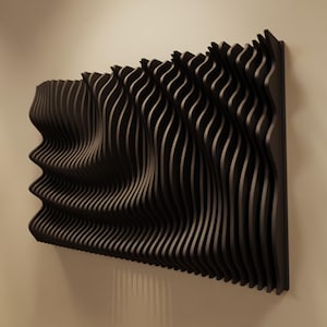 Könnte beinhalten: Dunkelbraune, abstrakte Wandkunst mit einem wellenartigen Design. Das Kunstwerk besteht aus geschichteten, vertikalen Streifen, die einen dreidimensionalen Effekt erzeugen. Das Stück ist an einer hellen Wand befestigt.