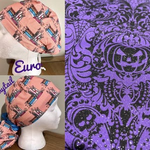 Może przedstawiać: Dwa różowe i białe chirurgiczne czepki z nadrukiem "Euro" i "Ponytail". Czepki wykonane są z miękkiej, oddychającej tkaniny i są zaprojektowane tak, aby były wygodne w noszeniu przez długi czas.