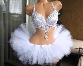 Abito da rave invernale in argento bianco, reggiseno e tutù in tulle