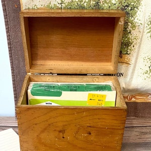 Caja de recetas de madera vintage con fichas y pestañas, caja de 7,6 x 12,7 cm con cola de milano, decoración rústica de casa de campo, regalo para ella