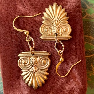 Sierlijke architecturale drop oorbellen, klassieke ionische zuil vintage stijl statement sieraden, gouden barok gestempeld statement cadeau voor haar