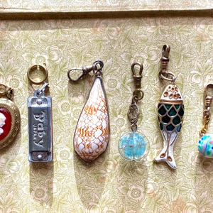 Ciondolo a clip Choice, ciondolo a forma di pesce smaltato, conchiglia, perlina in vetro soffiato blu antico e millefiori, ciondolo con cammeo, mini armonica