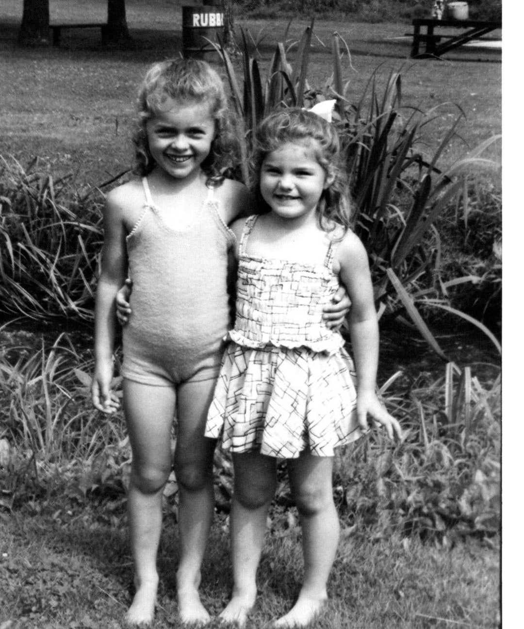 アーティザンベア Little Abigail 1940-1950 Antique Snapshot Little Girls in Swimsuits Smile in the