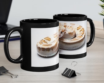 Taza negra con diseño de pitón bola albina (11 oz) Taza de café con diseño de pitón bola Taza para amantes de las serpientes Taza con temática de reptiles Regalo de Halloween para entusiastas de las serpientes