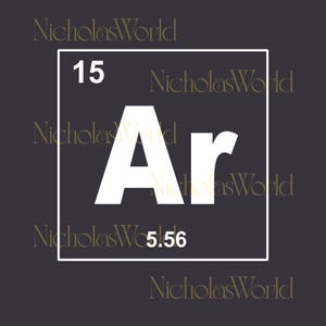 Op de afbeelding: Een vierkante afbeelding op een donkergrijze achtergrond, met het element Argon uit het periodiek systeem. Het symbool "Ar" staat in dikgedrukte witte letters, met het atoomnummer "15" erboven en de atoommassa "5,56" eronder. De tekst "NicholasWorld" herhaalt zich.