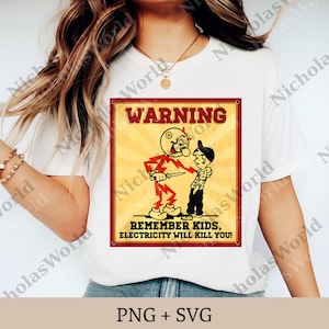 Può includere: T-shirt bianca con grafica di un cartello di avvertimento retrò. Il cartello, con un bordo rosso, mostra "WARNING" sopra un'illustrazione di un personaggio dei cartoni animati con un coltello e un bambino. Il testo sottostante recita "REMEMBER KIDS, ELECTRICITY WILL KILL YOU!"