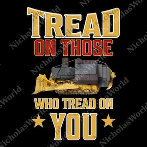 Może przedstawiać: Czarny projekt graficzny z napisem "TREAD ON THOSE WHO TREAD ON YOU" w kolorze złotym i czerwonym. Żółty buldożer znajduje się na środku projektu, z dwiema złotymi gwiazdami na dole.