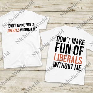 Könnte beinhalten: Zwei weiße T-Shirts mit dem Aufdruck "DON'T MAKE FUN OF LIBERALS WITHOUT ME" in Schwarz und Orange. Die Shirts werden auf einer hellen Holzmaserung präsentiert.