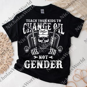 Puede incluir: Camiseta negra con un diseño gráfico que presenta una calavera con una gorra que dice "Diesel Power". El texto dice: "Enseña a tus hijos a cambiar el aceite, no el género."