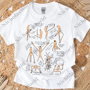 Könnte beinhalten: Weißes T-Shirt mit einem humorvollen Cartoon-Design mit Strichmännchen und verschiedenen Phrasen. Die Phrasen lauten unter anderem "Robert Help" und "Sneaky Sneaky". Das Shirt besteht aus einem weichen Material und hat einen Rundhalsausschnitt.