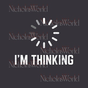 Peut inclure: Graphique gris foncé avec le texte "I'M THINKING" en blanc, en gras et en détresse. Au-dessus du texte, une icône de cercle de chargement blanc, suggérant une réflexion ou une attente.