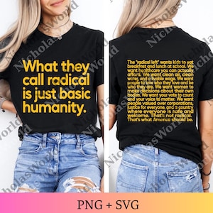 Op de afbeelding: Zwart T-shirt met gele tekst op de voorkant: "Wat ze radicaal noemen is gewoon basis menselijkheid." De achterkant van het shirt heeft een langere tekst. Het shirt wordt gedragen met een blauwe jeans.