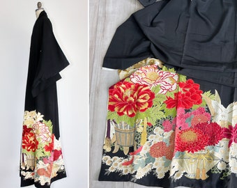 Embroidered kimono | vintage silk kimono | 1950s | floral | tomesode | antique robe