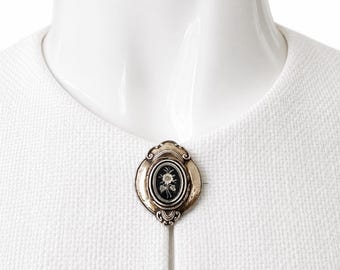 Broche antiguo alemán de luto estilo Biedermeier – Oro espumado y esmalte negro, principios del siglo XIX.