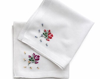 Coppia di fazzoletti vintage svizzeri in batista con ricamo floreale a mano.