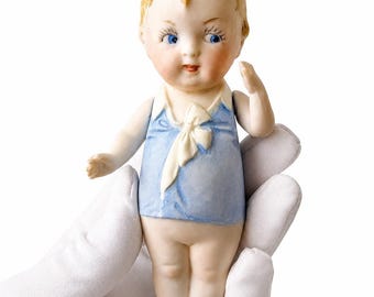 Muñeca infantil de porcelana bizcochada alemana antigua que representa a un marinero, Turingia, década de 1890, 12,5 cm.