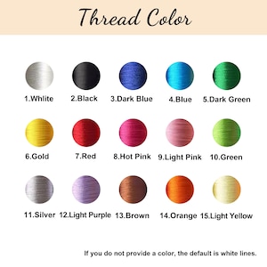 Op de afbeelding: Een tabel met 15 verschillende draadkleuren voor borduren. De kleuren zijn: wit, zwart, donkerblauw, blauw, donkergroen, goud, rood, roze, lichtroze, groen, zilver, lichtpaars, bruin, oranje en lichtgeel. De tekst "Thread Color" staat bovenaan de tabel. De tekst "Als u geen kleur opgeeft, is de standaardinstelling witte lijnen." staat onderaan de tabel.