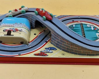 Vintage Yonezawa Japan Tin Litho Race Track Battery Operated Toy Racing Set 24cm Retro Speedway