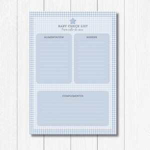 Puede incluir: Una lista de control para bebé en azul y blanco a cuadros. La lista está dividida en tres secciones: "Alimentación", "Higiene" y "Complementos".