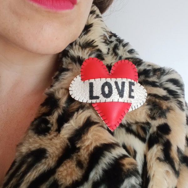 Badge coeur en cuir végétalien personnalisé Amy Winehouse dos noir