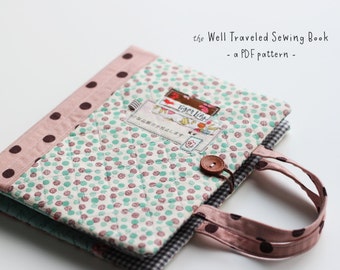 Könnte beinhalten: Ein pinkfarbener und grüner Buchumschlag aus Stoff mit weißen Punkten, einem braunen Knopf und einem Henkel. Der Umschlag hat eine kleine Tasche mit einem eingenähten Etikett, auf dem "remember it" steht. Der Text auf dem Umschlag lautet "the Well Traveled Sewing Book - a PDF pattern - "