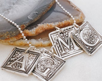 Collar de amuleto de sello de cera - Flourish Initial Charm - Sterling Artisan Initial Necklace - Square Monogram Charm Necklace