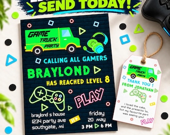 Puede incluir: Una invitación rectangular y una etiqueta de regalo a juego con fondo de ladrillo negro, gráficos de camión de juegos verde neón, auriculares y mando de consola. El texto dice: Game Truck Party, Calling All Gamers, Braylond Has Reached Level 8, Play y Thank You From Jonathan.