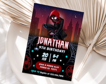 Puede incluir: Una invitación de cumpleaños negra y roja con una imagen de dibujos animados de Spider-Man con un traje rojo y negro. La invitación dice "Jonathan 9th Birthday!" con la fecha "20 FEB" y la hora "5-7 PM". La dirección es "2560 N PERRIS BLVD PERRIS CA 92571" y la información de RSVP es "RSVP TO Sophia at 123.456.7890".