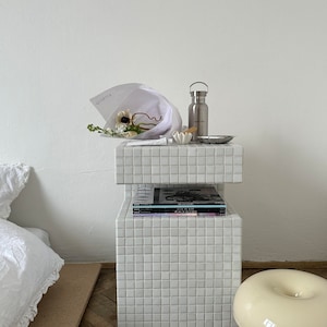 タイル　サイドテーブル　チェスト　ハンドメイド 小さなタイルテーブルは、使わなくて仕舞い込むなんてない、いつも一緒