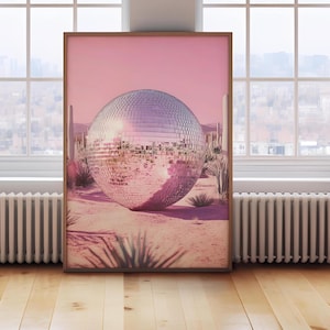 レトロな砂漠のディスコボールプリント | ピンクの美的ウォールアート | シュールなサボテンの風景 | 夢のような 70 年代の雰囲気 | ファンキーなボヘミアン風装飾 | デジタルダウンロード