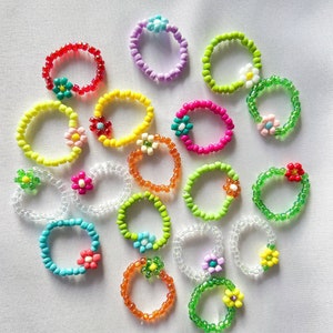 Anelli di fiori margherita con perline, anelli colorati con perline, scegli il tuo colore, anelli personalizzati, anelli di fiori immagine 1