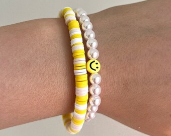 Set di 2 braccialetti con perline smiley gialli