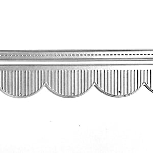 Never Been Used, 2 pc Metal Cutting Die, Single Line Edging, Scalloped Edges