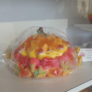 Tort urodzinowy z motywem cukierków