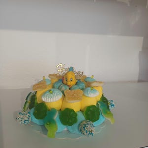Tort urodzinowy z motywem cukierków
