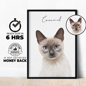 Op de afbeelding: Een digitale illustratie van een Siamese kat genaamd Caramel. De kat is afgebeeld in een lichtbruin en wit kleurenschema met blauwe ogen. De illustratie is ingelijst in een zwart frame.