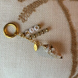 Individueller Muschel Schlüsselanhänger mit Spitzname Perlen, Goldkette, Elegante Muschel Schlüsselanhänger, Kristall und Gold Anhänger. Handtaschen Clip