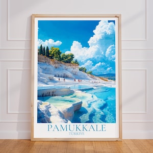 Könnte beinhalten: Ein Poster mit einem Foto von Pamukkale, Türkei. Das Bild zeigt weiße Travertin-Terrassen mit türkisblauem Wasser, das durch sie fließt. Der Himmel ist blau mit weißen Wolken. Der Text "PAMUKKALE TURKIYE" befindet sich am unteren Rand des Posters.