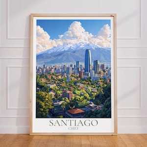Peut inclure: Impression d'art encadrée représentant Santiago, Chili, avec un paysage urbain sous un ciel bleu clair et des nuages blancs. La montagne enneigée est en arrière-plan. Le nom de la ville est en bas, dans un cadre en bois.