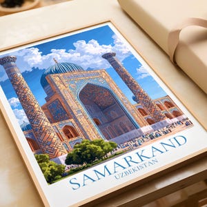 Peut inclure: Impression d'art encadr&eacute;e du Registan Square &agrave; Samarkand, Ouzb&eacute;kistan. L'&oelig;uvre pr&eacute;sente une illustration d&eacute;taill&eacute;e de l'architecture historique avec des motifs de mosa&iuml;que bleus et dor&eacute;s, sur fond de ciel bleu nuageux. Le texte "SAMARKAND OUZB&Eacute;KISTAN" est imprim&eacute; en bas.