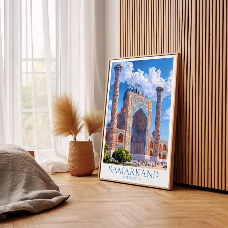 Peut inclure: Une affiche encadr&eacute;e repr&eacute;sentant une illustration d&eacute;taill&eacute;e d'une mosqu&eacute;e &agrave; Samarkand, Ouzb&eacute;kistan. L'&oelig;uvre pr&eacute;sente un d&ocirc;me bleu, de hauts minarets et des carreaux complexes sur fond de ciel bleu nuageux. L'affiche est pos&eacute;e sur un sol en bois.