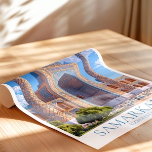 Peut inclure: Affiche enroul&eacute;e repr&eacute;sentant une illustration d&eacute;taill&eacute;e d'un b&acirc;timent aux motifs de mosa&iuml;que bleus et dor&eacute;s complexes. L'affiche comprend le texte "SAMARKAND OUZB&Eacute;KISTAN" en police serif, sur fond de ciel bleu et d'arbres verts.