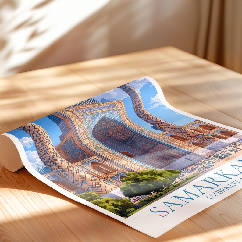 Peut inclure: Affiche enroul&eacute;e repr&eacute;sentant une illustration d&eacute;taill&eacute;e d'un b&acirc;timent aux motifs de mosa&iuml;que bleus et dor&eacute;s complexes. L'affiche comprend le texte "SAMARKAND OUZB&Eacute;KISTAN" en police serif, sur fond de ciel bleu et d'arbres verts.