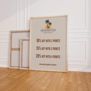 Peut inclure: Trois impressions sur toile encadr&eacute;es, appuy&eacute;es contre un mur blanc et un sol en bois. La plus grande affiche le logo Dreamprinthub et du texte offrant des r&eacute;ductions pour plusieurs achats d'impressions. Le texte indique : 10% de r&eacute;duction pour 2 impressions, 15% pour 3, et 20% pour 4.