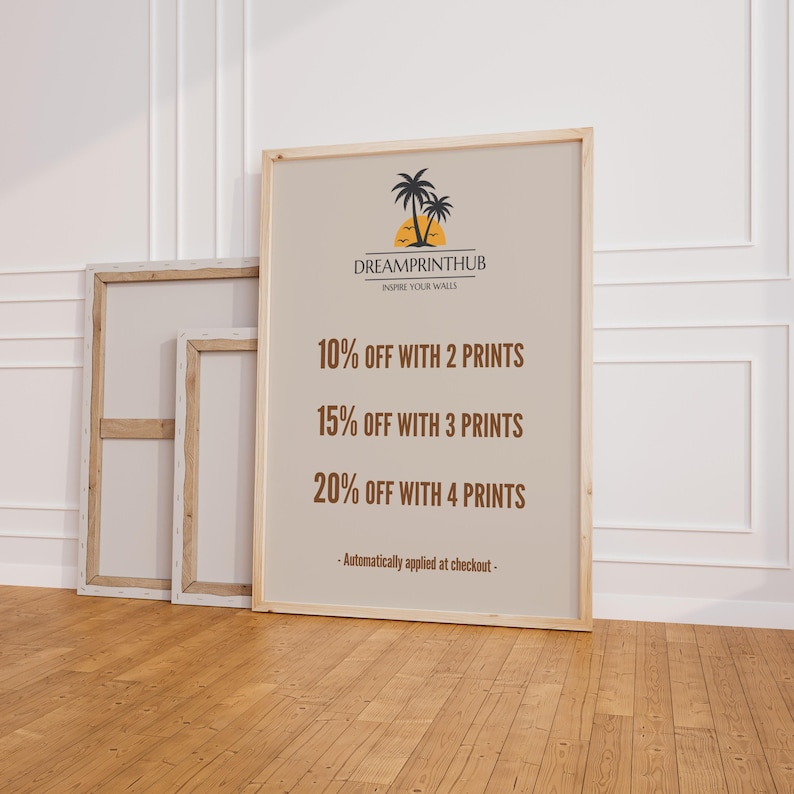 Peut inclure: Trois impressions sur toile encadr&eacute;es, appuy&eacute;es contre un mur blanc et un sol en bois. La plus grande affiche le logo Dreamprinthub et du texte offrant des r&eacute;ductions pour plusieurs achats d'impressions. Le texte indique : 10% de r&eacute;duction pour 2 impressions, 15% pour 3, et 20% pour 4.