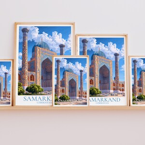 Peut inclure: Impressions d'art encadr&eacute;es de la place du Registan &agrave; Samarkand, Ouzb&eacute;kistan. Les impressions pr&eacute;sentent des illustrations d&eacute;taill&eacute;es de l'architecture historique avec des d&ocirc;mes bleus et des carreaux complexes. Les impressions sont expos&eacute;es sur une &eacute;tag&egrave;re en bois.