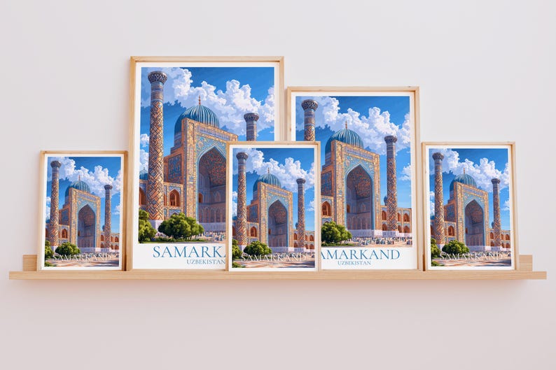 Peut inclure: Impressions d'art encadr&eacute;es de la place du Registan &agrave; Samarkand, Ouzb&eacute;kistan. Les impressions pr&eacute;sentent des illustrations d&eacute;taill&eacute;es de l'architecture historique avec des d&ocirc;mes bleus et des carreaux complexes. Les impressions sont expos&eacute;es sur une &eacute;tag&egrave;re en bois.